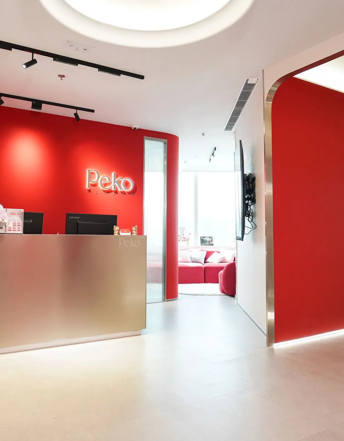 Peko Beauty 旺角朗豪坊 40 樓接待處，紅色弧形牆實景