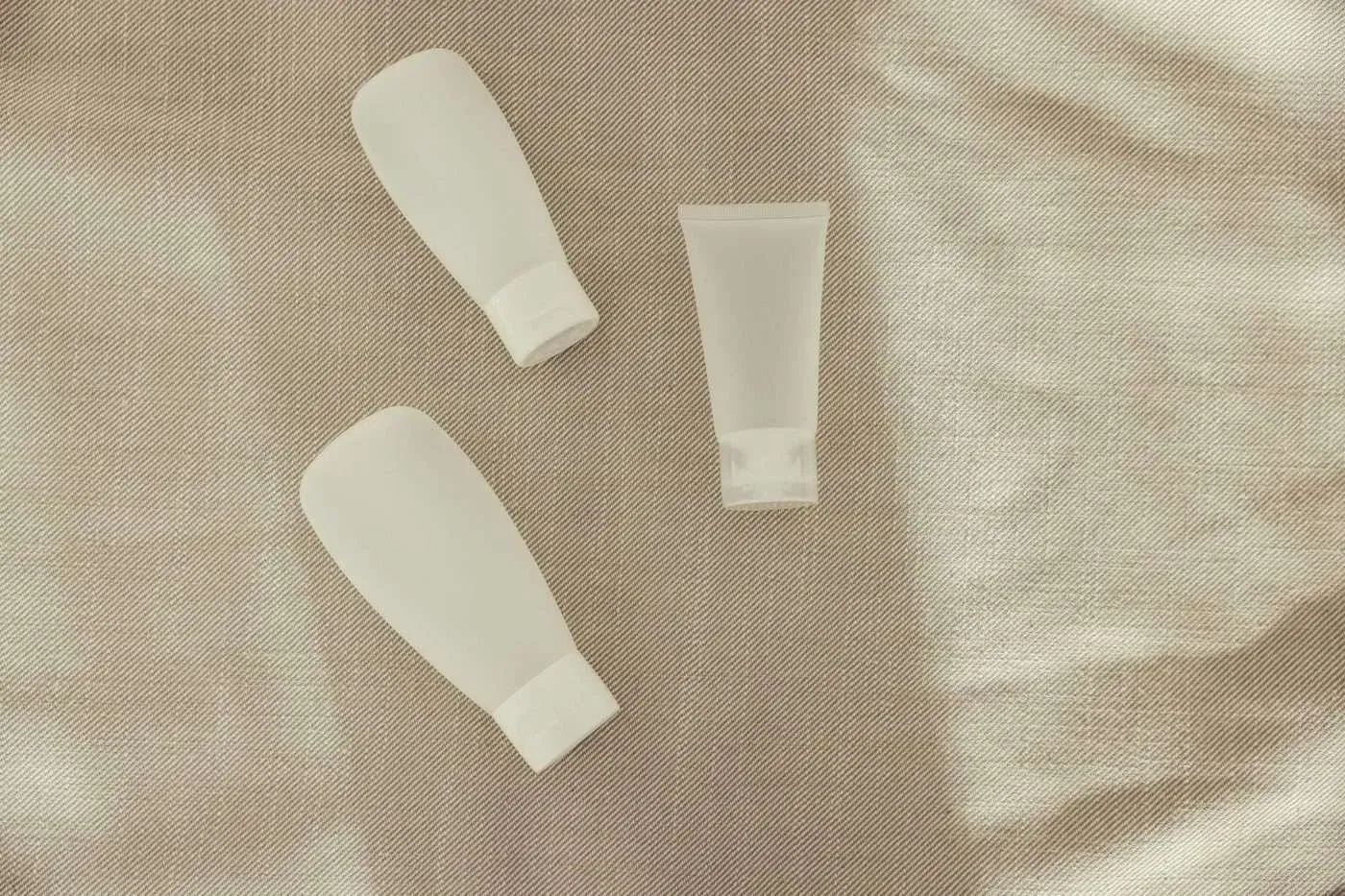 護膚品靜物示意（Pexels 授權示意圖，非任何品牌產品）